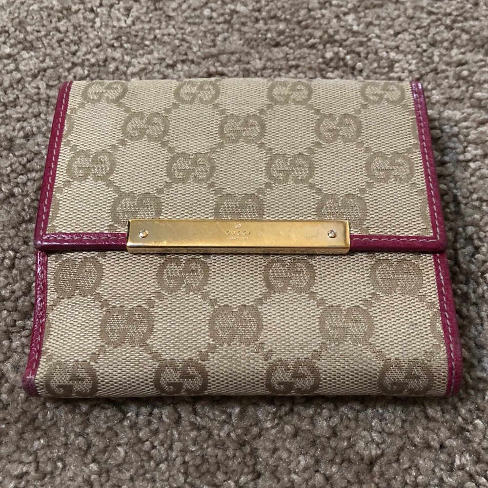 Vintage Gucci wallet.